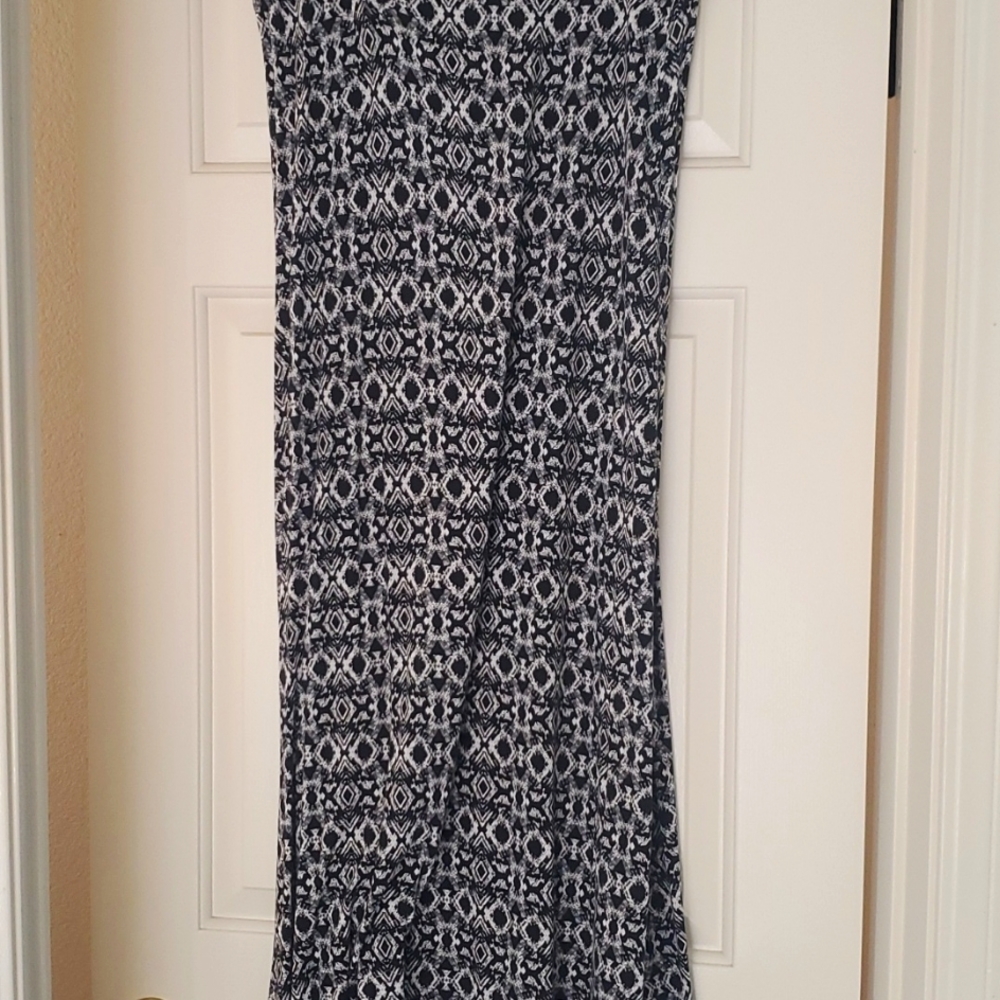 Black and Grey Print Maxi A-Line Skirt. American Rag Size Large.